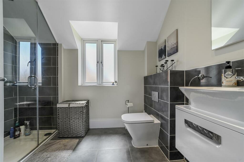 EN-SUITE TO PRINCIPAL BEDROOM