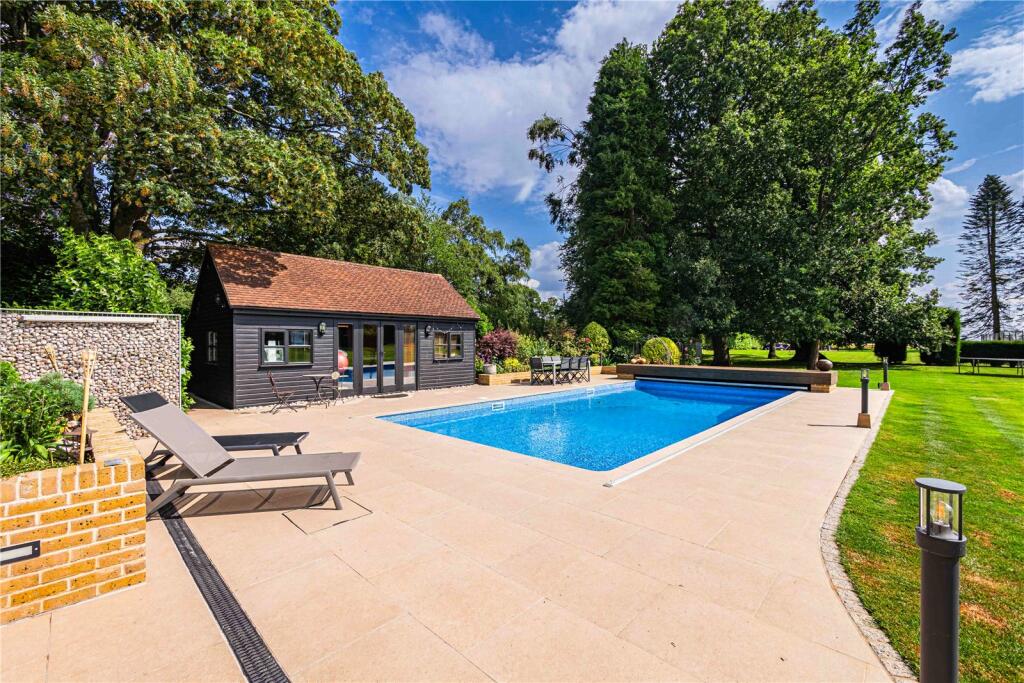 Pool &amp; Terrace