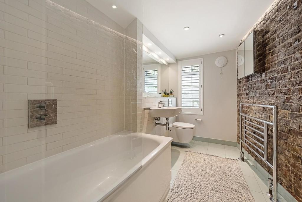Bathroom (2).jpg
