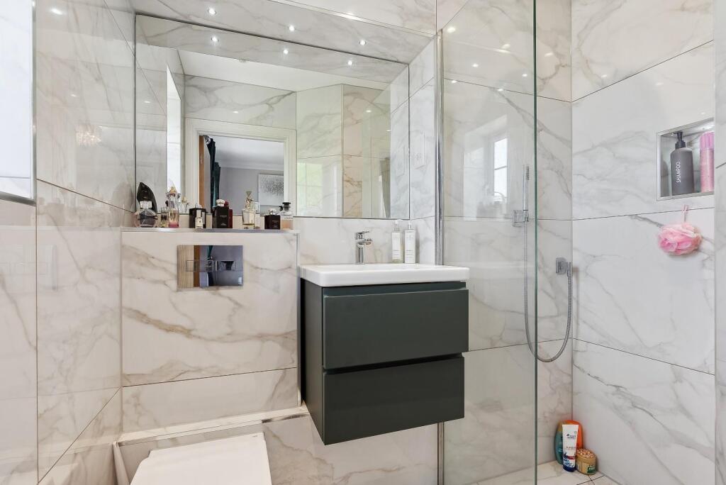 en suite shower room.jpeg