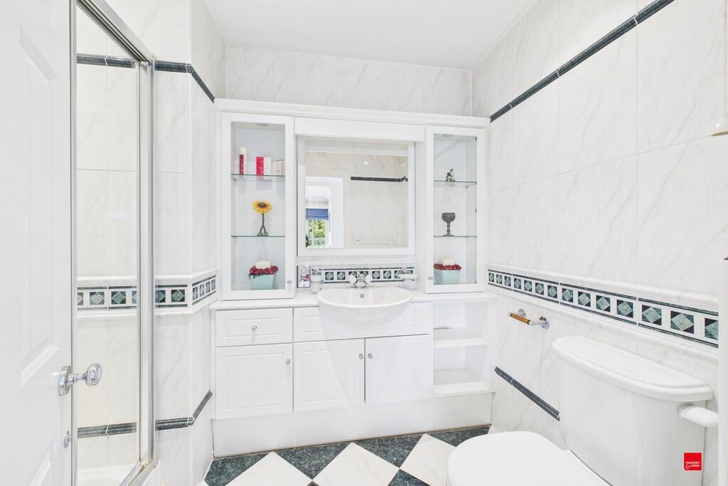 En suite shower r...