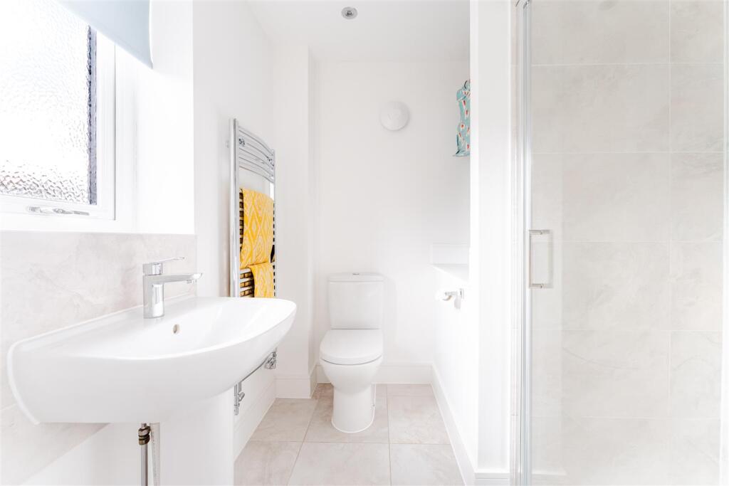 10 - ensuite.jpg