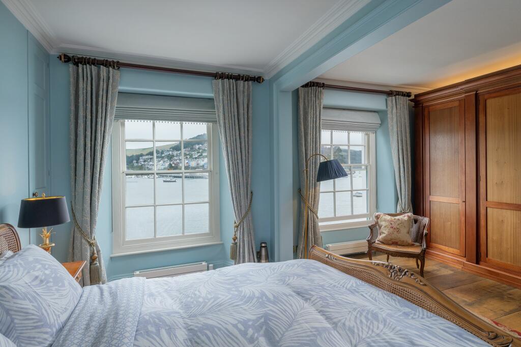 The Mission House, Bayards Cove, Dartmouth - Principle Bedroom