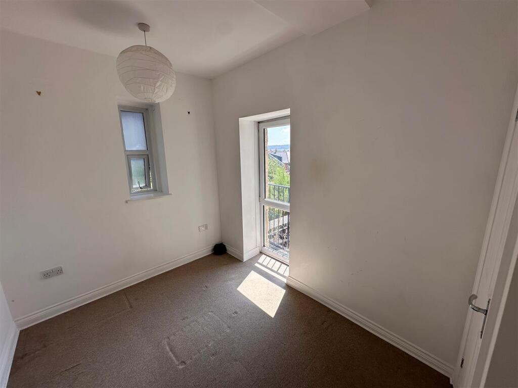Bedroom 1.jpg