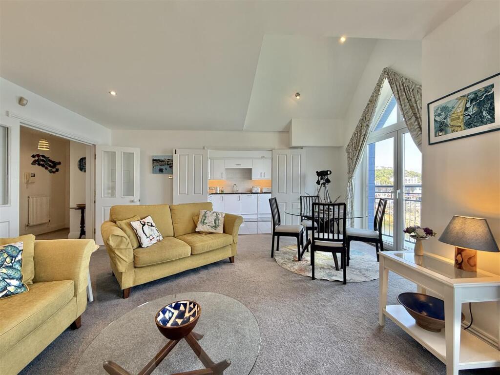 Lounge Towards Kitchen.JPG