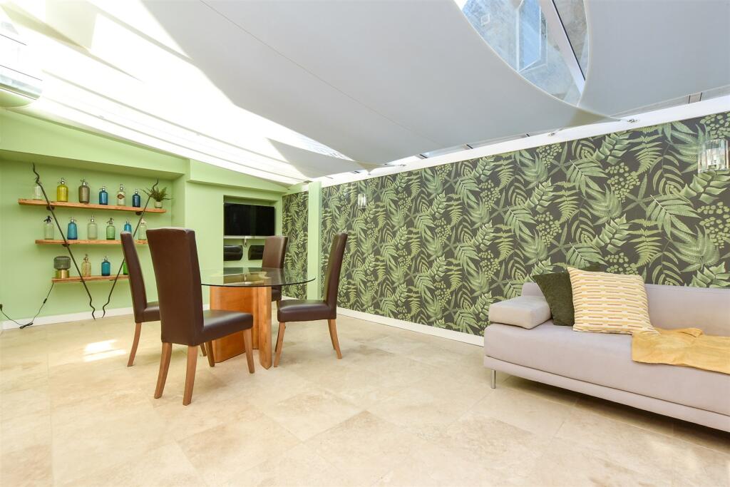 Sun/Dining Area
