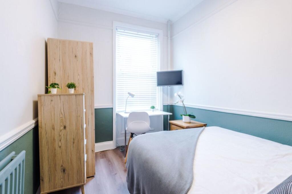 27LA - Bedroom