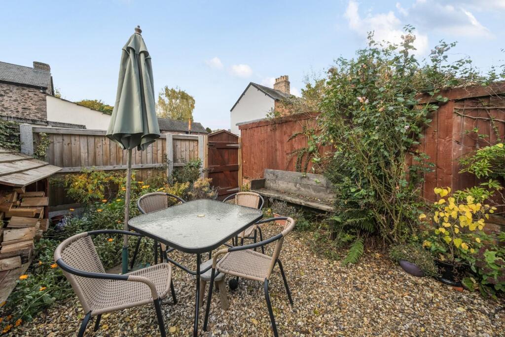 Gravelled courtyard area.jpg