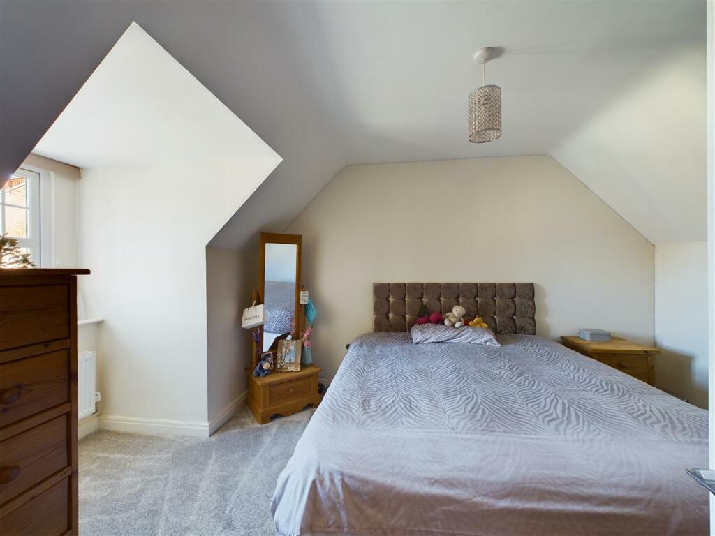 BEDROOM 2