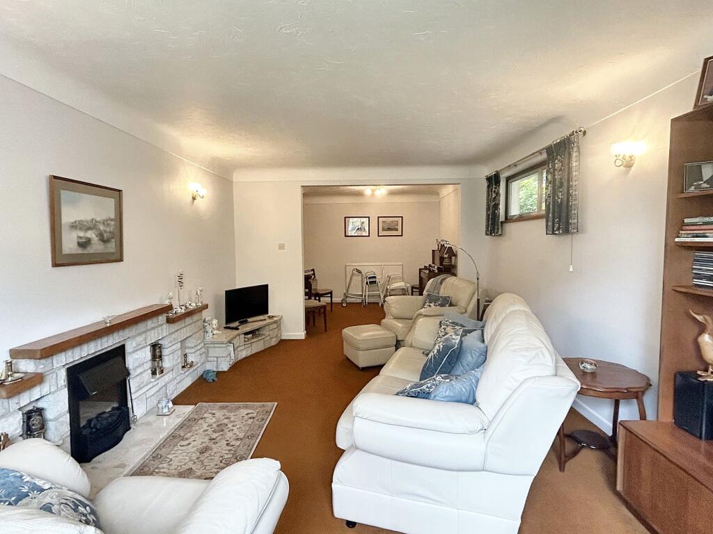 LOUNGE/DINING ROOM