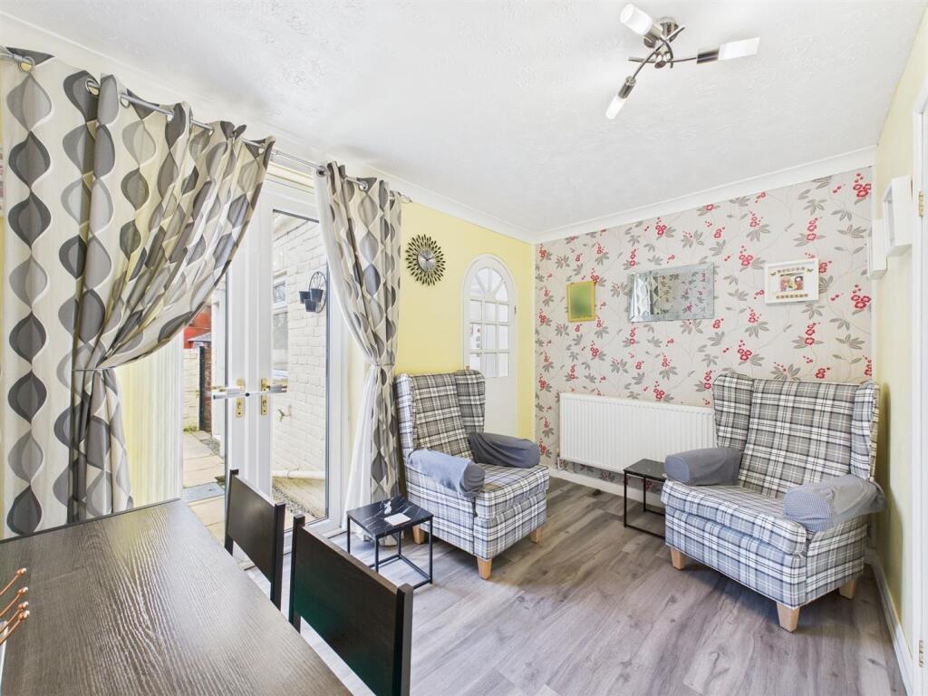 Dining/ sitting room: