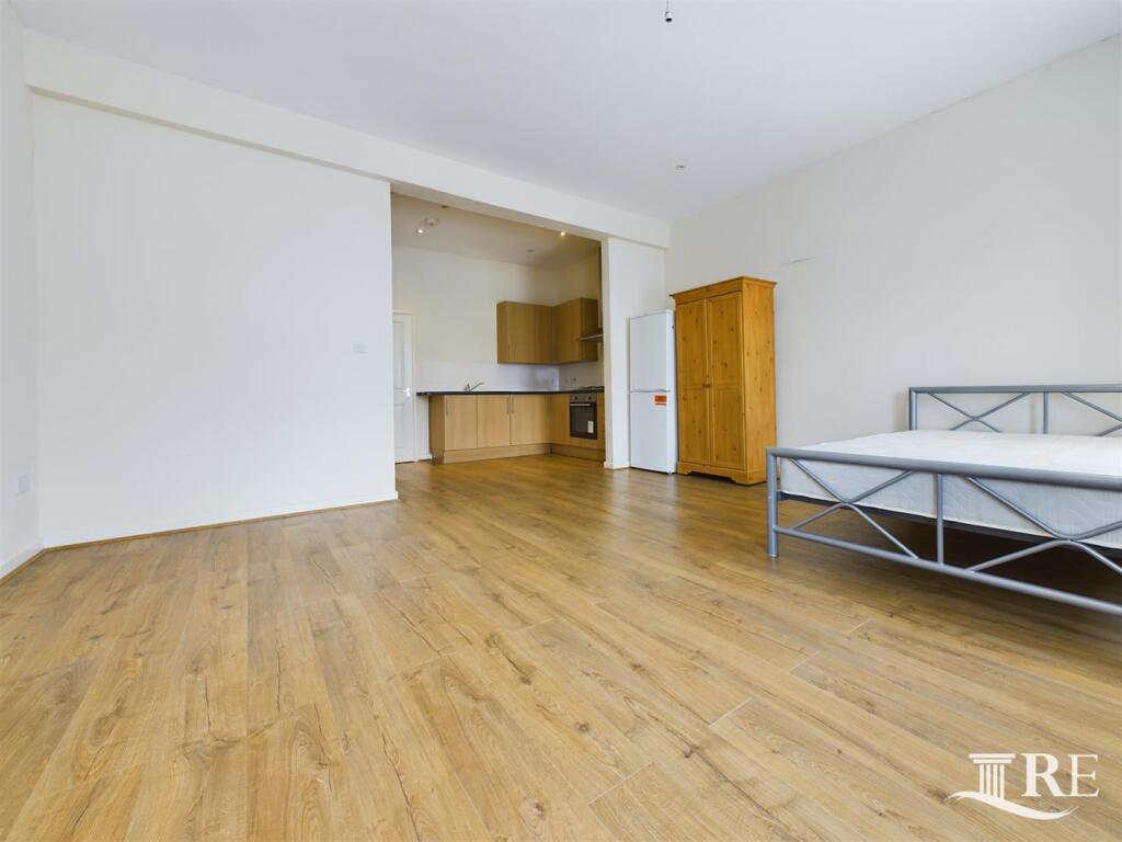 CAM02489G0-PR0016-STILL014.jpg