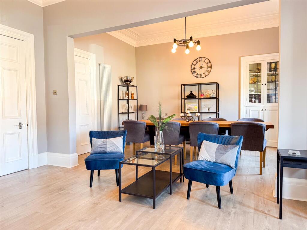 Lounge/Dine