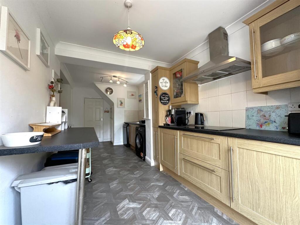 Large Fitted Kitchen 209