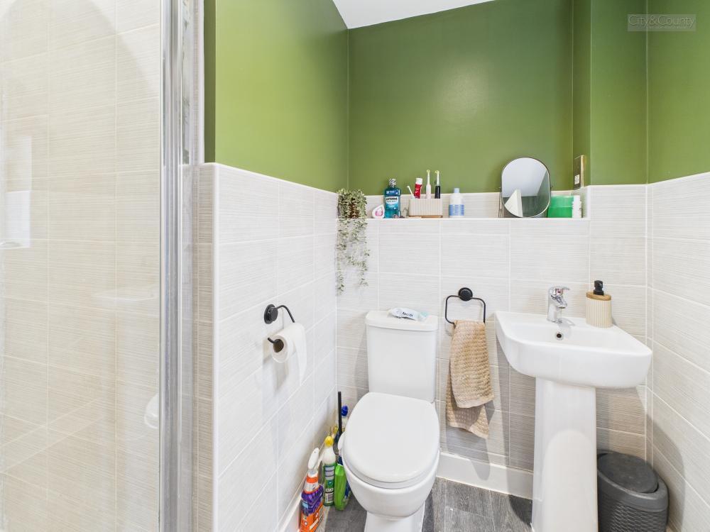 En-Suite To Master Bedroom