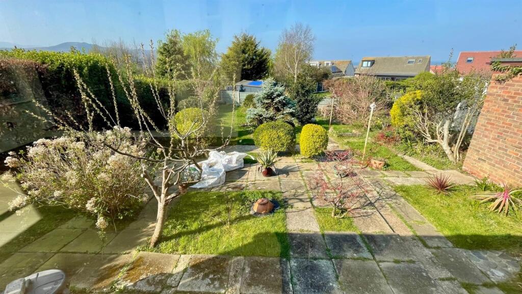 LANDSCAPED REAR GARDEN