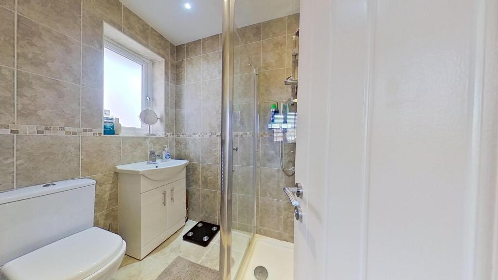 EN-SUITE SHOWER ROOM