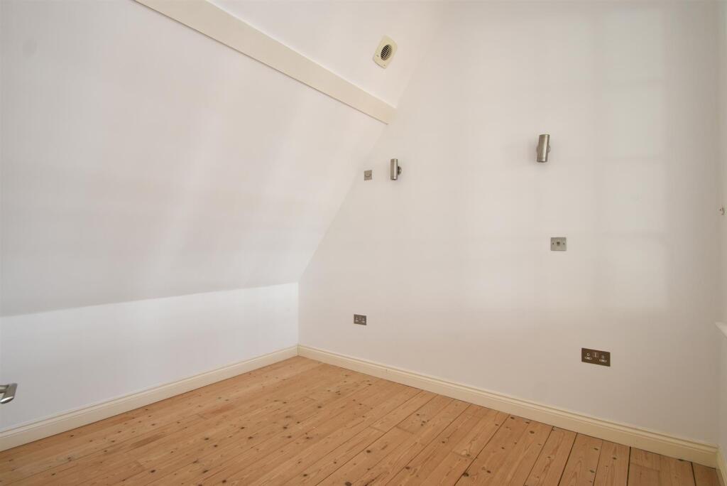 Bedroom two (2).jpg