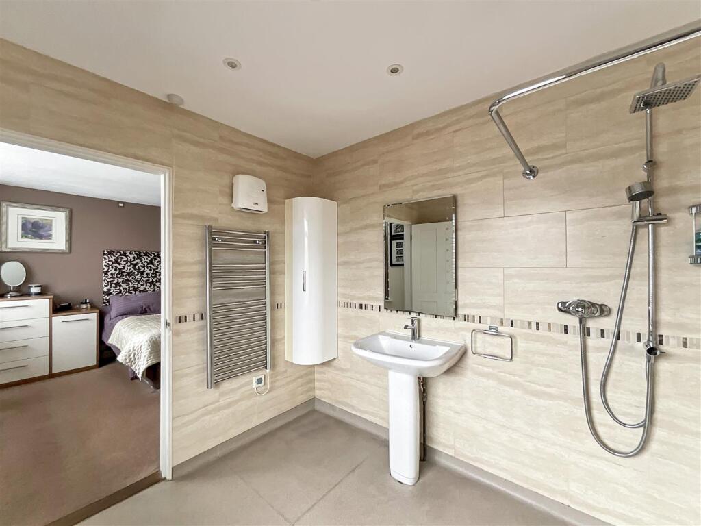 En-Suite Wet Room (Bedroom One)