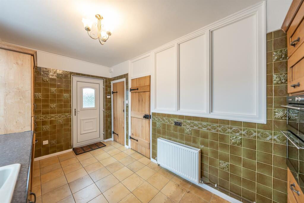 KITCHEN / BREAKFASTING ROOM