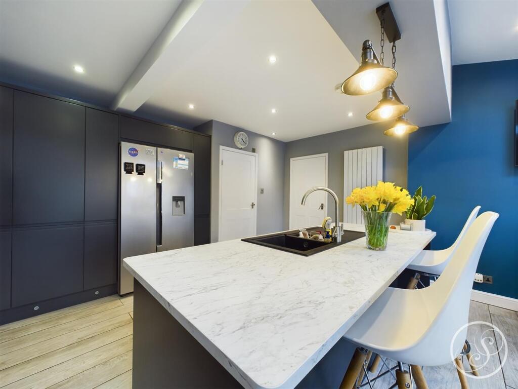 KITCHEN/DINER/FAMILY ROOM