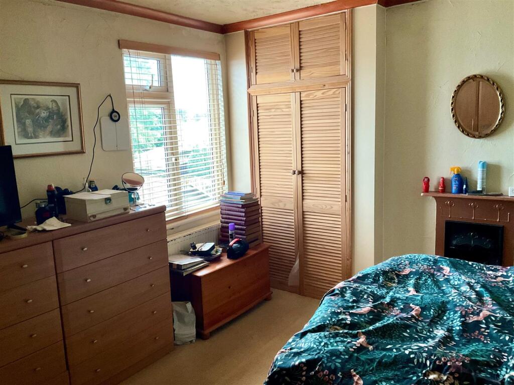 bedroom 1 pic2.jpg