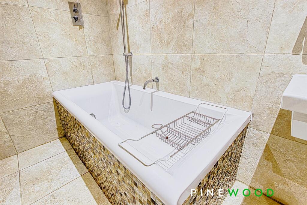 BED 1 - ENSUITE BATHROOM