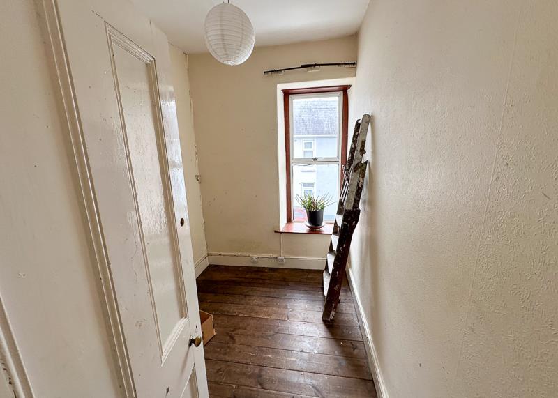 FRONT BEDROOM 3 / HOME OFFICE