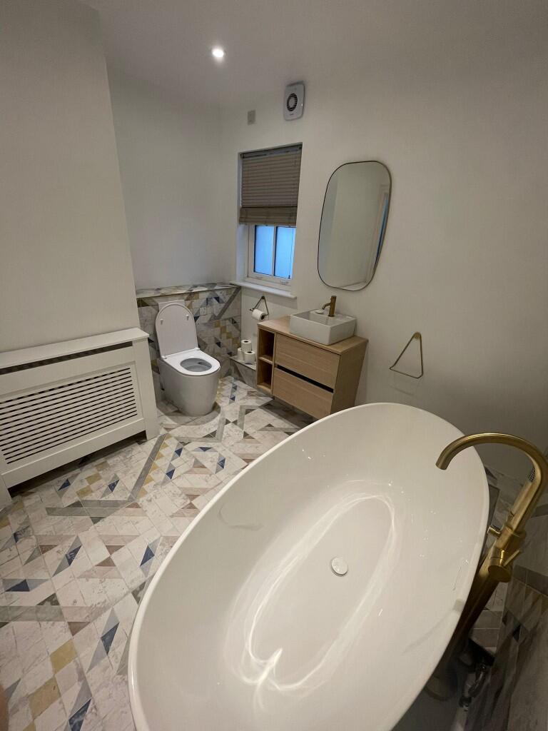 MAIN FAMILY BATHROOM