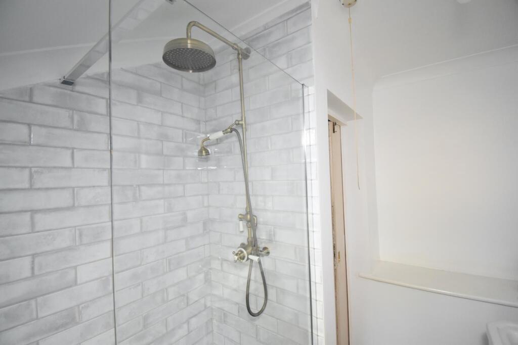 RECENTLY INSTALLED BATHROOM SUITE