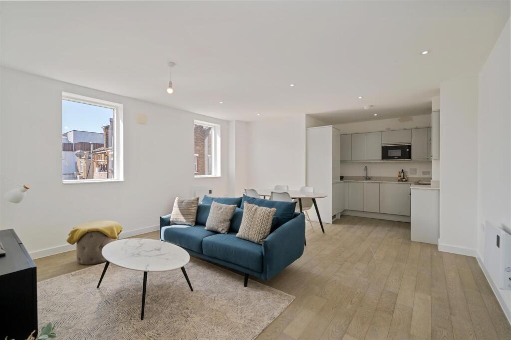 Bellingham Road 1-3, Apt 2.04 Ph9.jpg