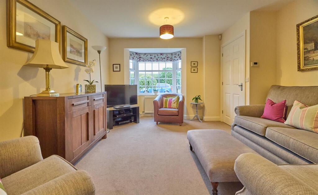 Lounge to front