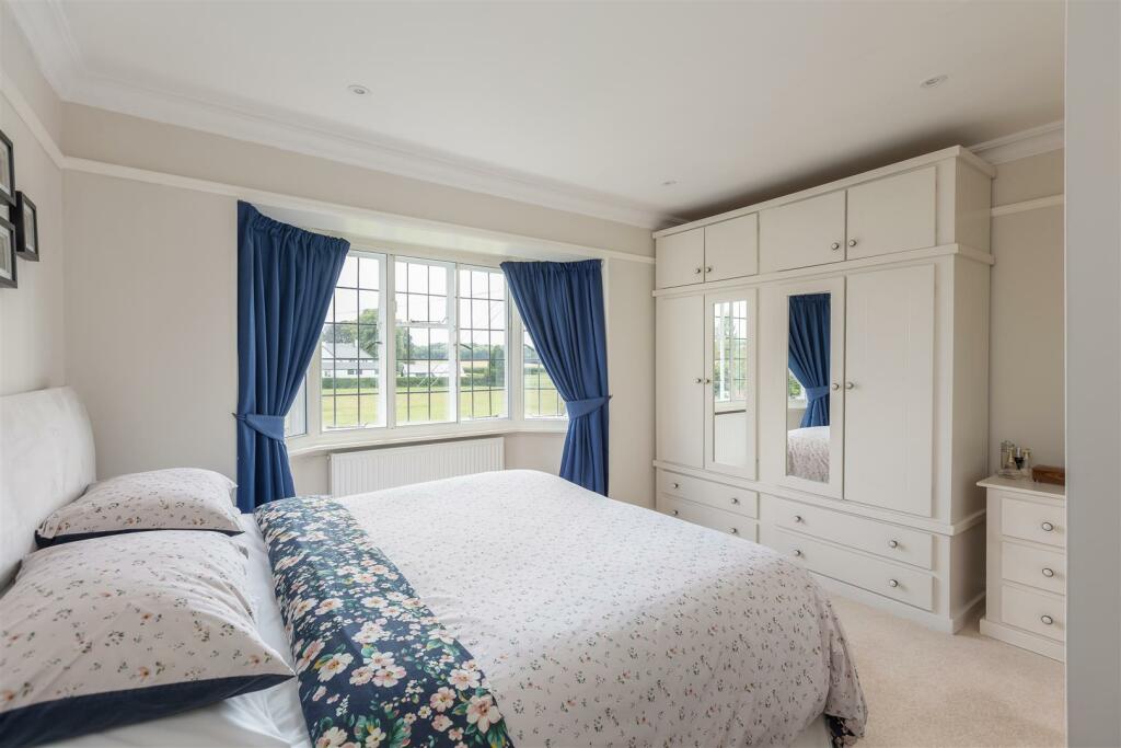 Ettington House Bedroom 1-1.jpg