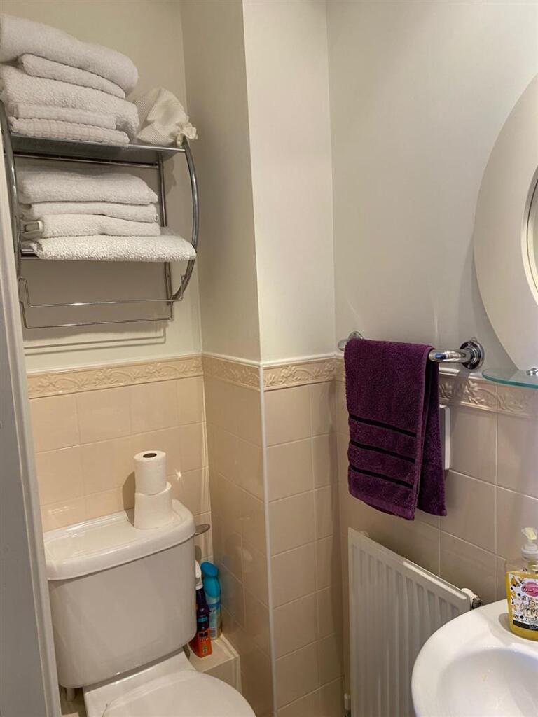 EN-SUITE 3 PIECE SHOWER ROOM