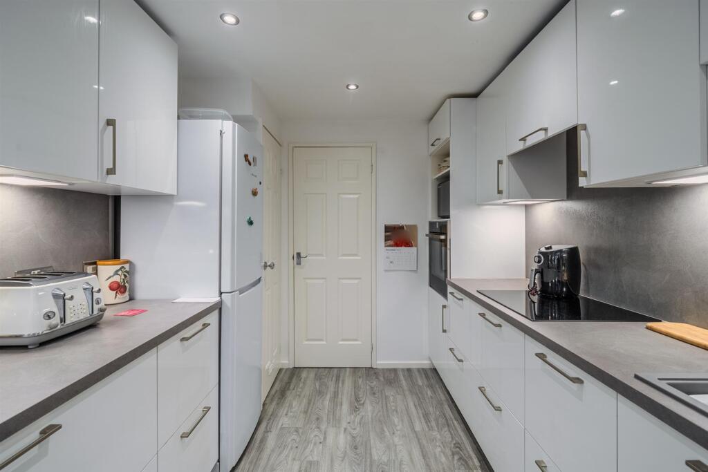 7 Chester Close-12.jpg