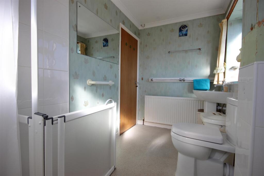 SHOWER ROOM / W.C