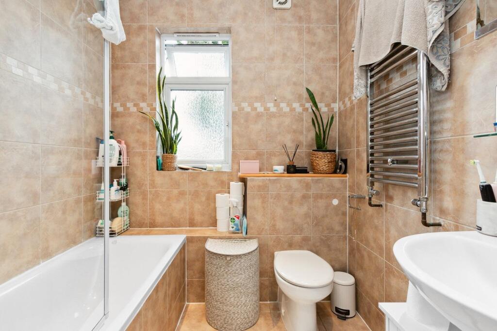 Flat 2, 4 Carter Road bathroom.jpg