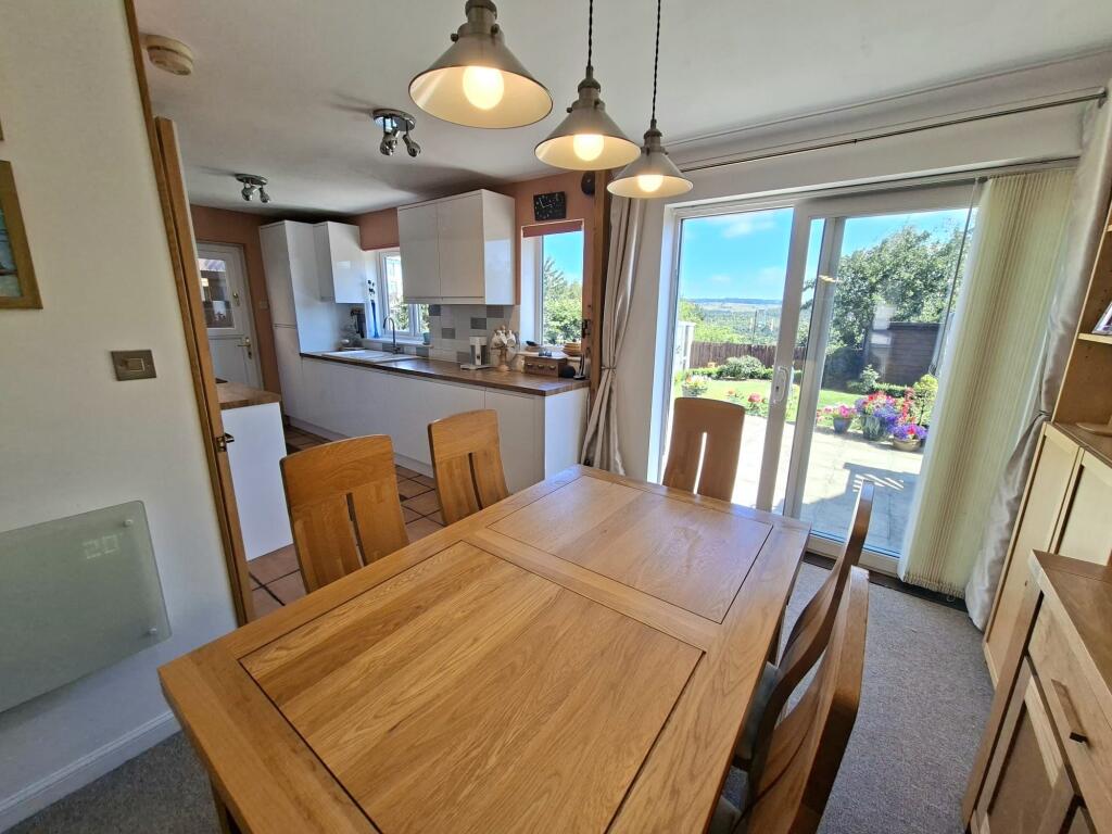 KITCHEN/DINING SPACE