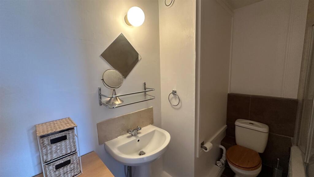 Connor Court, Bathroom, EH.jpg