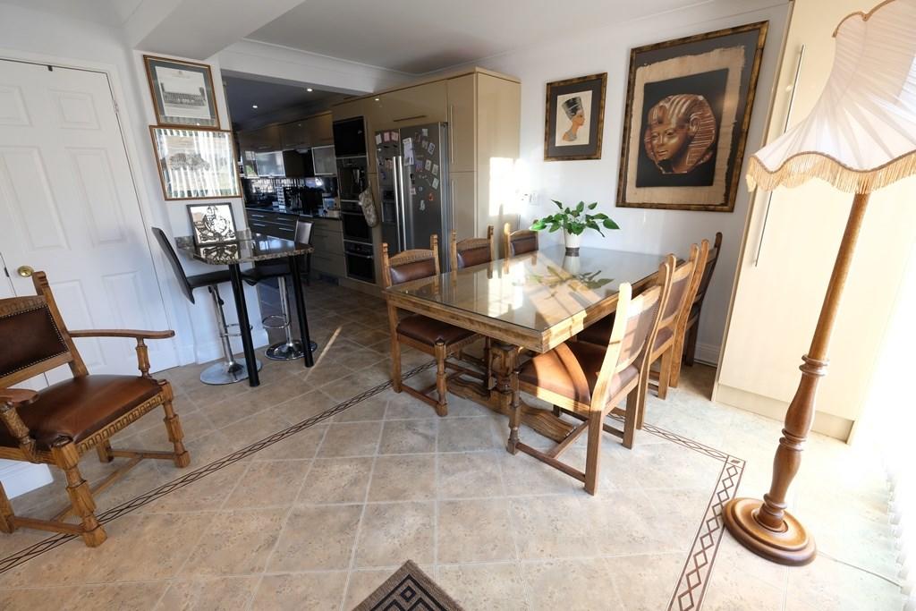 SITTING/DINING ROOM