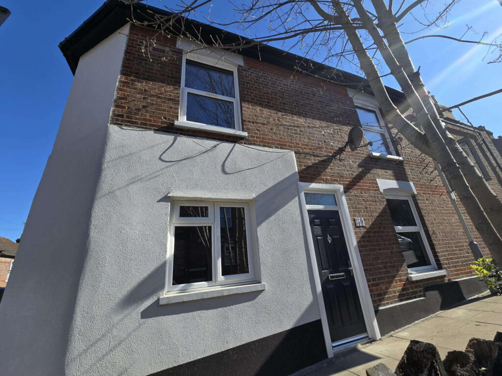 Refurbished 4 bedroom end of Terrace for rent. Av
