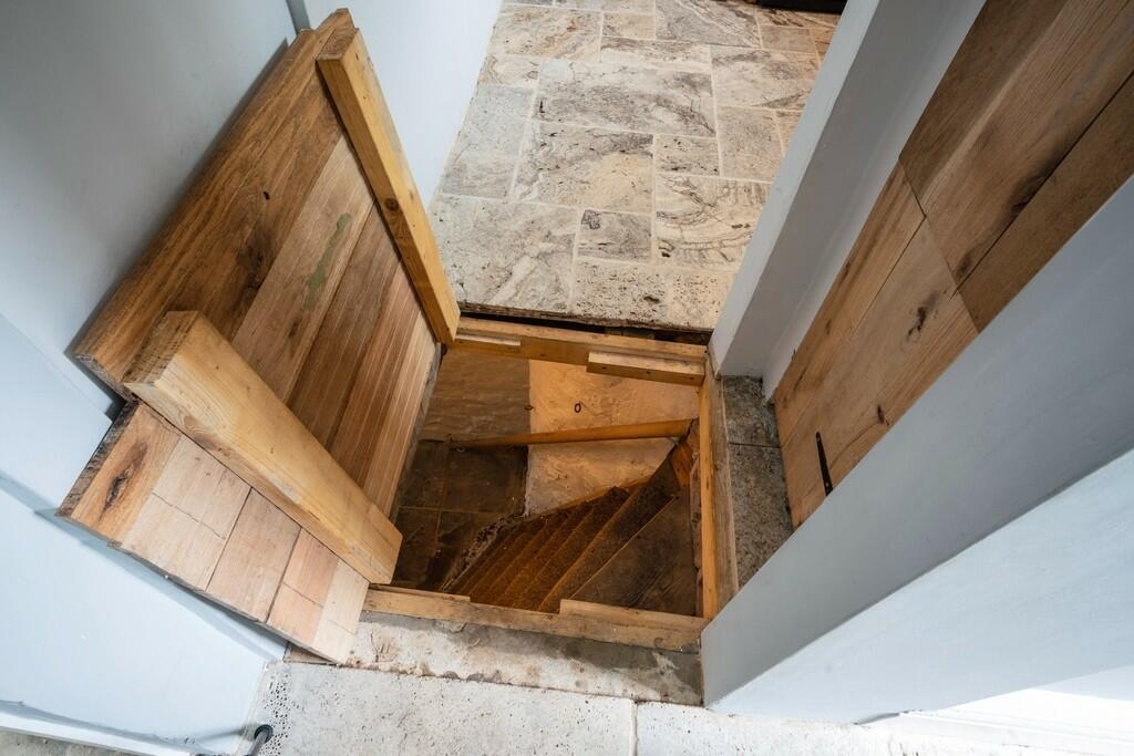 BASEMENT ENTRANCE