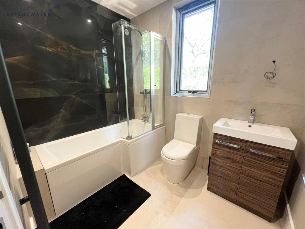 AL Main Bathroom