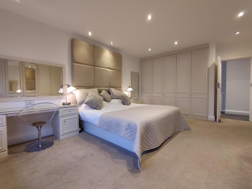 Main Bedroom Aspect 2