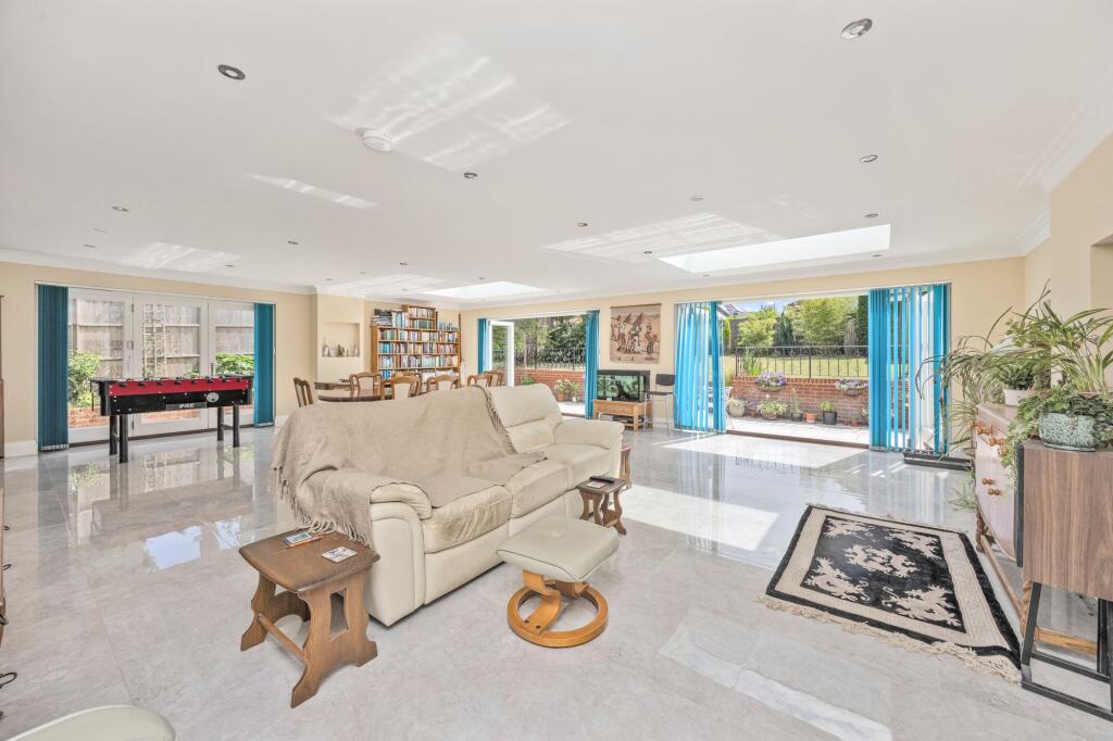 Lounge / Dining Area