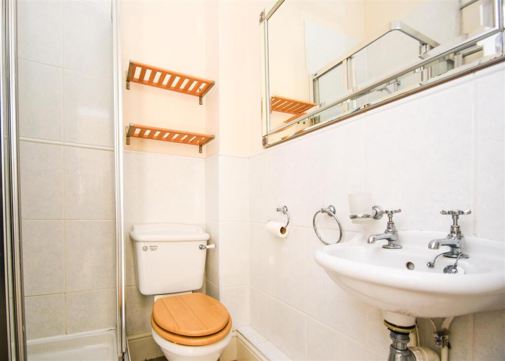 18c Southgate - En-Suite.jpg