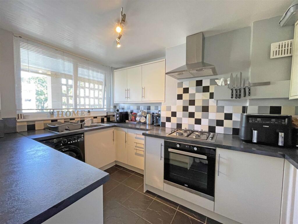 Vaasgo Close 8 - Kitchen.jpg