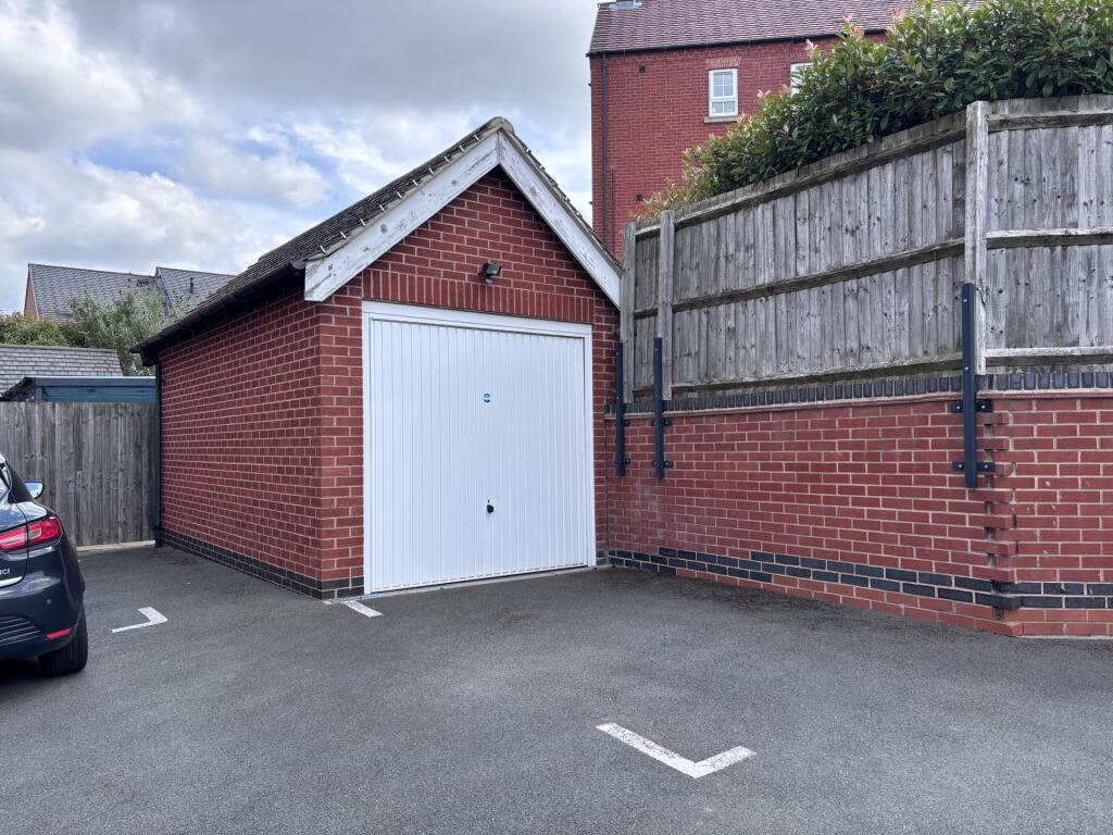 Garage/parking space