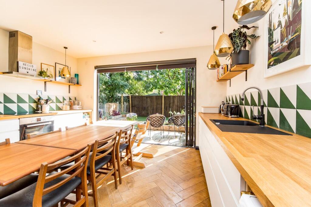 Elphinstone Road, E17