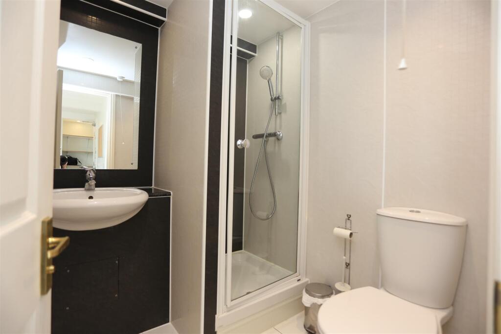 Room 167, 16-18 Regency Sq   (1).JPG